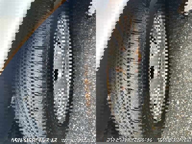 Used 2004 Ford Crown Victoria LX image 25