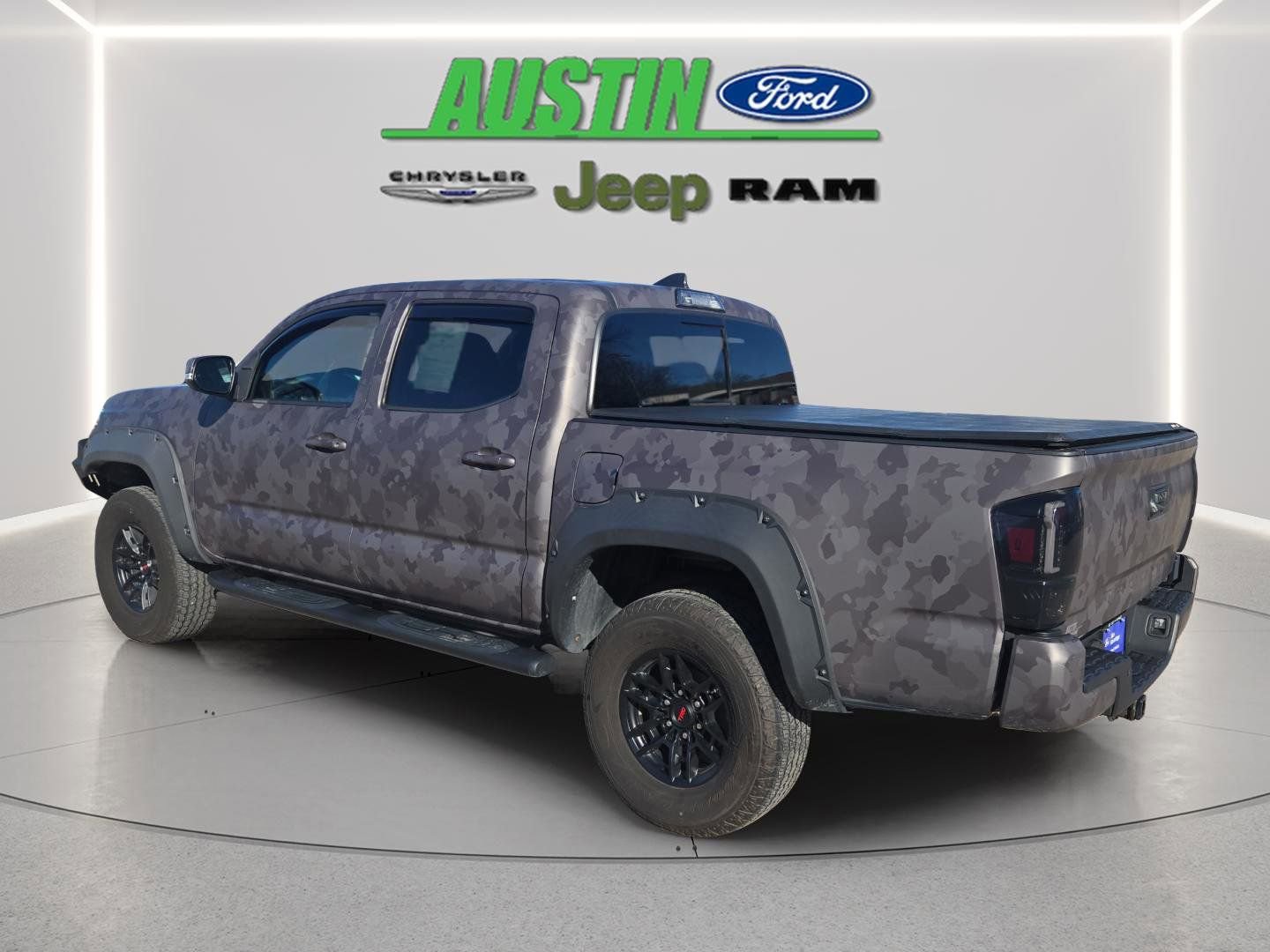 Used 2018 Toyota Tacoma TRD Off-Road w/ Technology Package image 5