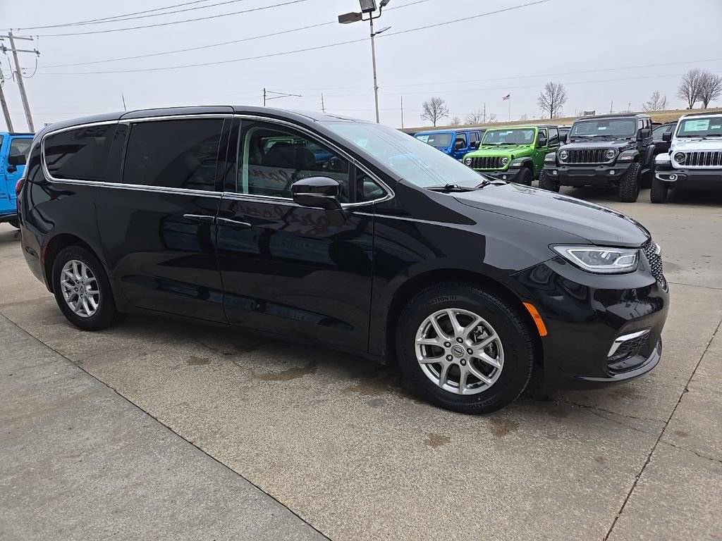 Used 2024 Chrysler Pacifica Touring-L image 12