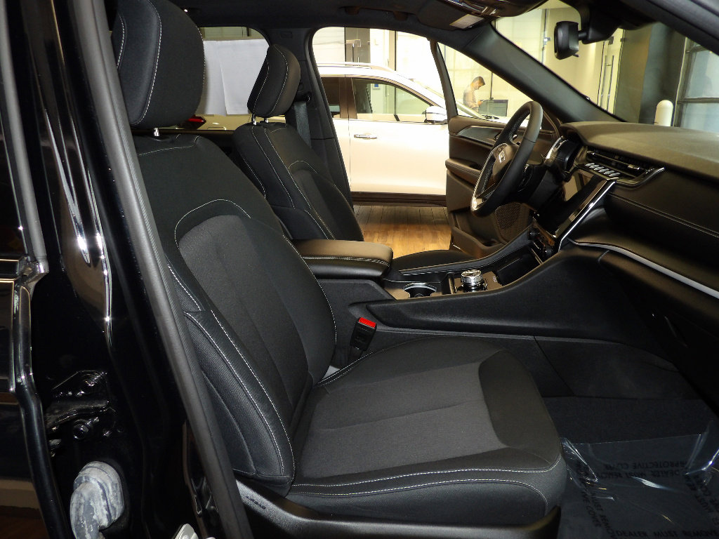 Used 2024 Jeep Grand Cherokee Laredo X w/ Luxury Tech Group I image 14