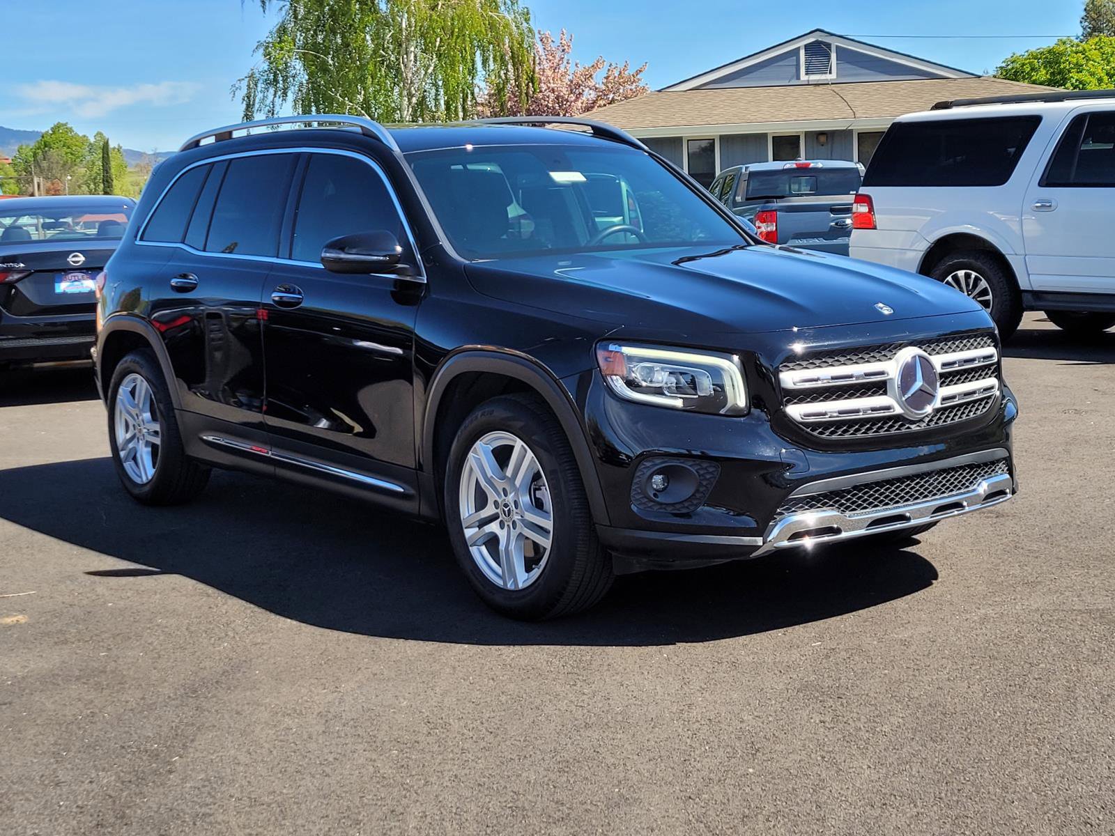 Used 2021 Mercedes-Benz GLB 250 4MATIC w/ Premium Package image 3