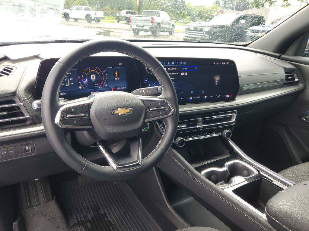 Used 2025 Chevrolet Traverse LT w/ Driver Confidence Package FWD image 7