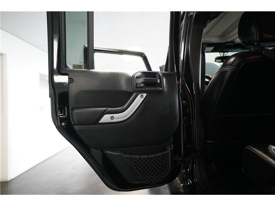 Used 2015 Jeep Wrangler Unlimited Rubicon w/ Connectivity Group image 14