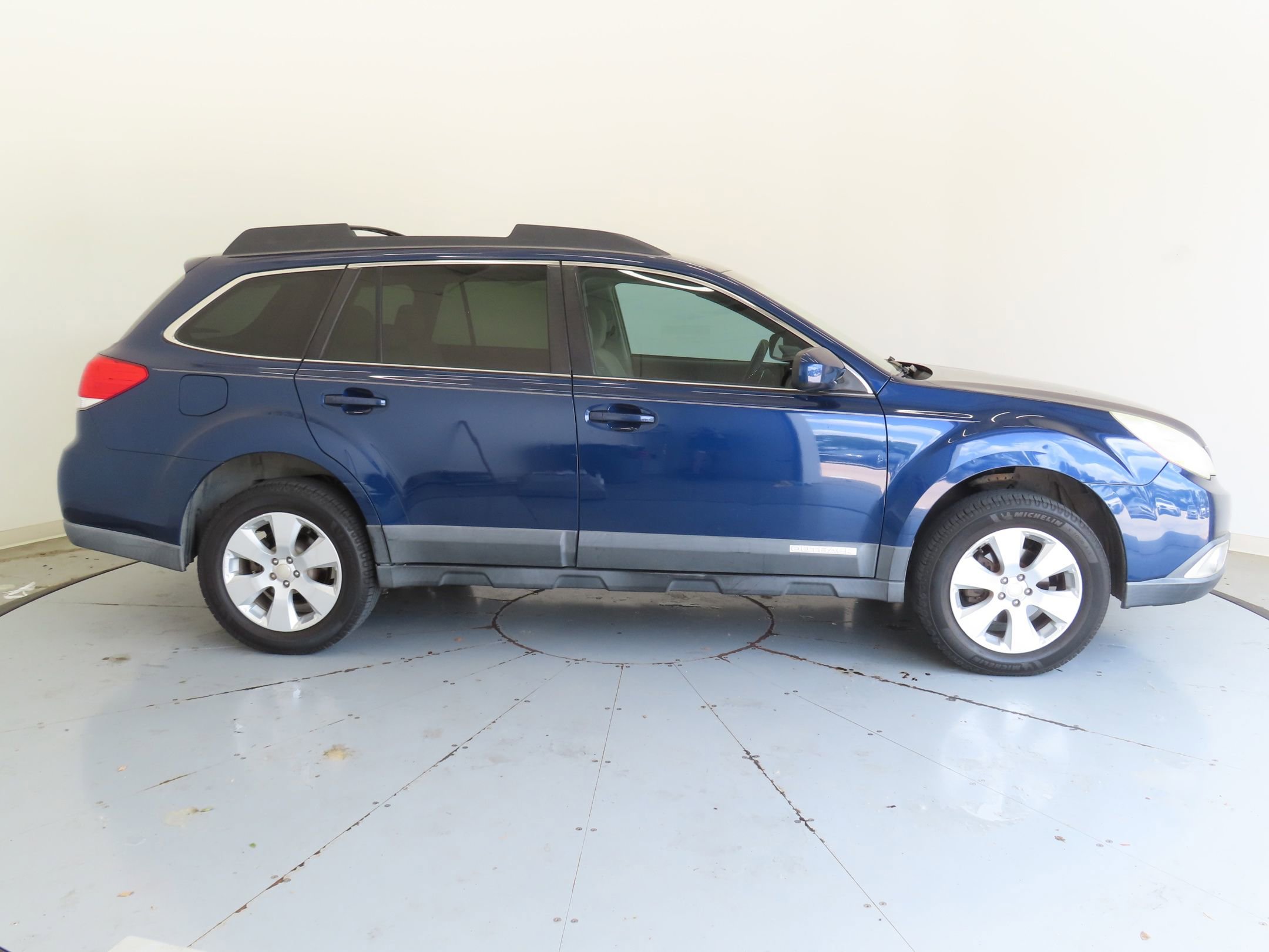 Used 2011 Subaru Outback 2.5i Premium AWD/4WD image 2