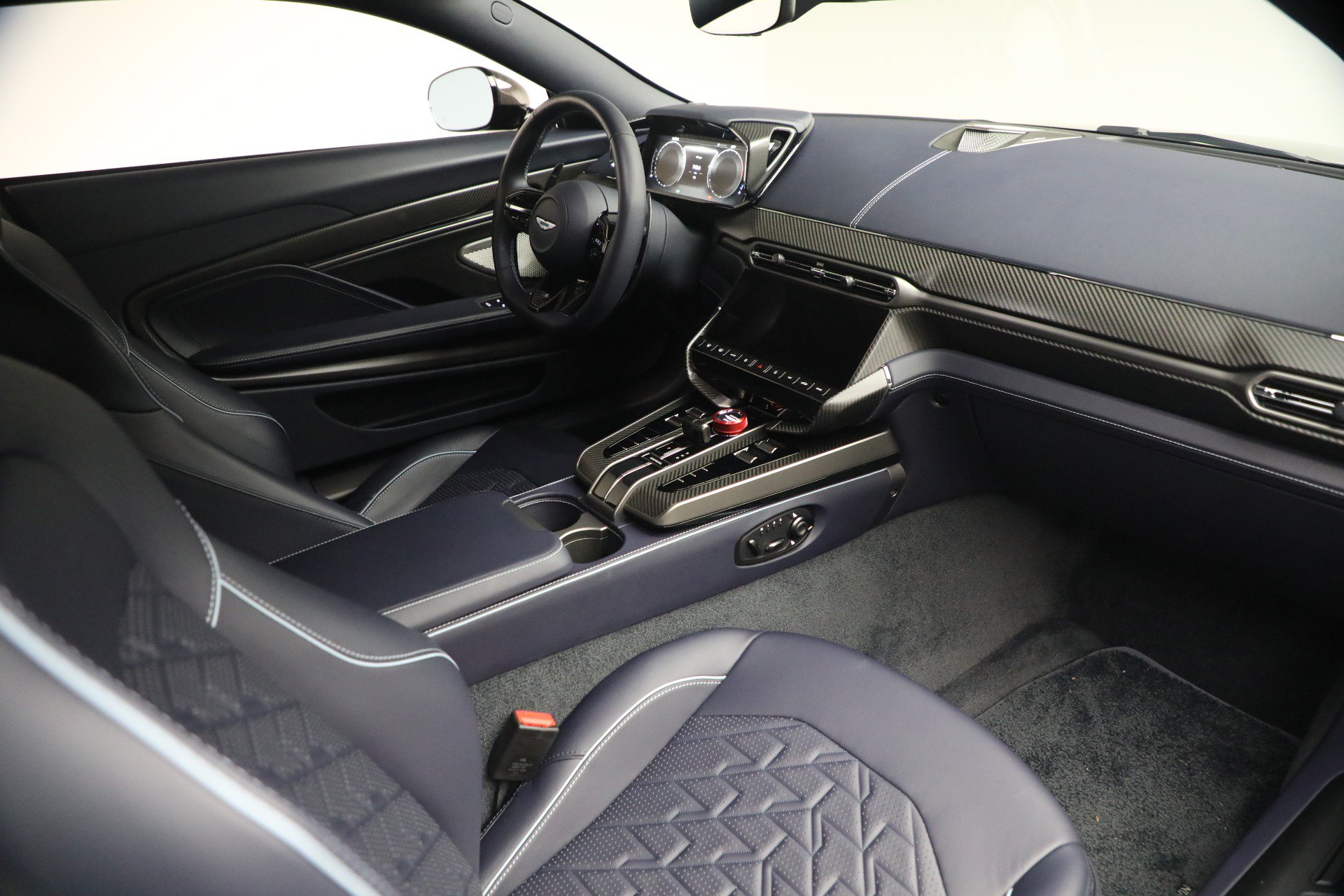 Used 2025 Aston Martin Vanquish RWD image 18