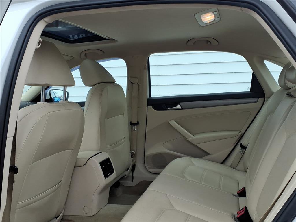 Used 2014 Volkswagen Passat TDI SE image 11