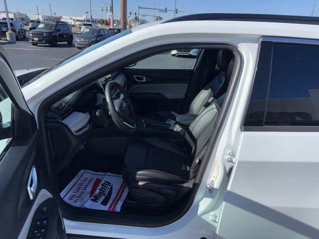 Used 2024 Jeep Compass Latitude image 8