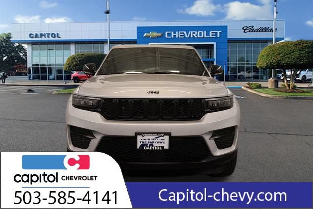 Used 2025 Jeep Grand Cherokee Altitude AWD/4WD image 7