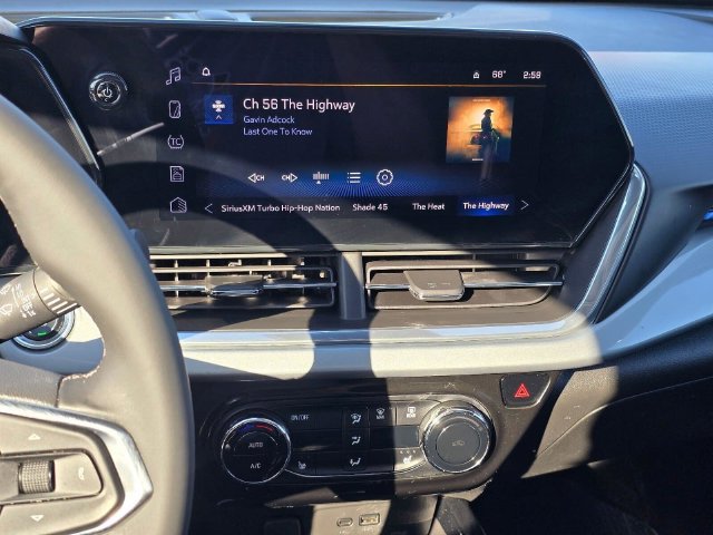 Used 2024 Chevrolet Trax LT w/ Sunroof Package FWD image 28