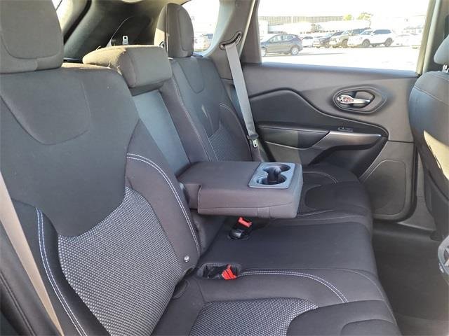 Used 2019 Jeep Cherokee Latitude w/ Popular Appearance Group image 17