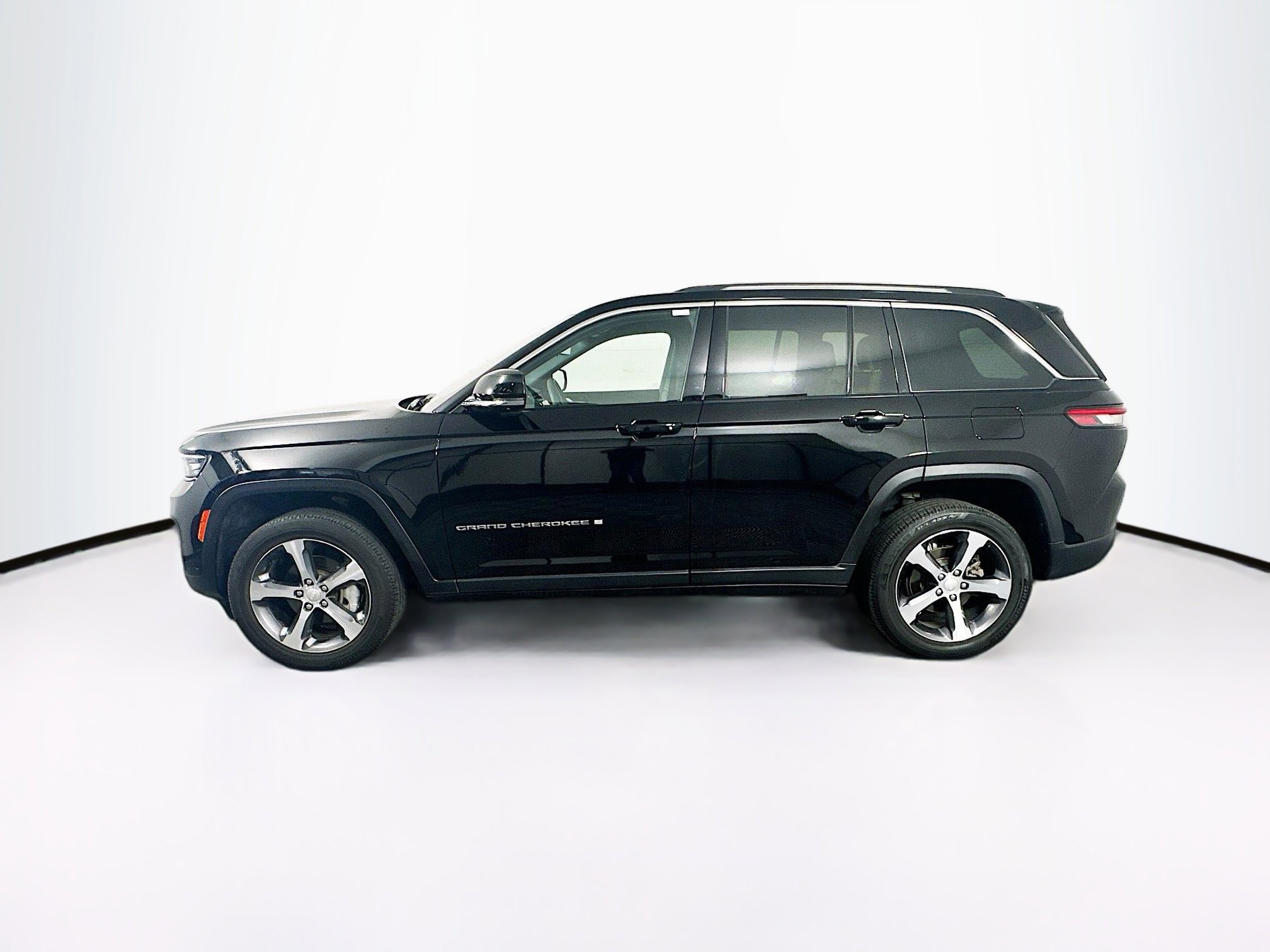 Used 2023 Jeep Grand Cherokee Limited w/ Luxury Tech Group II image 4