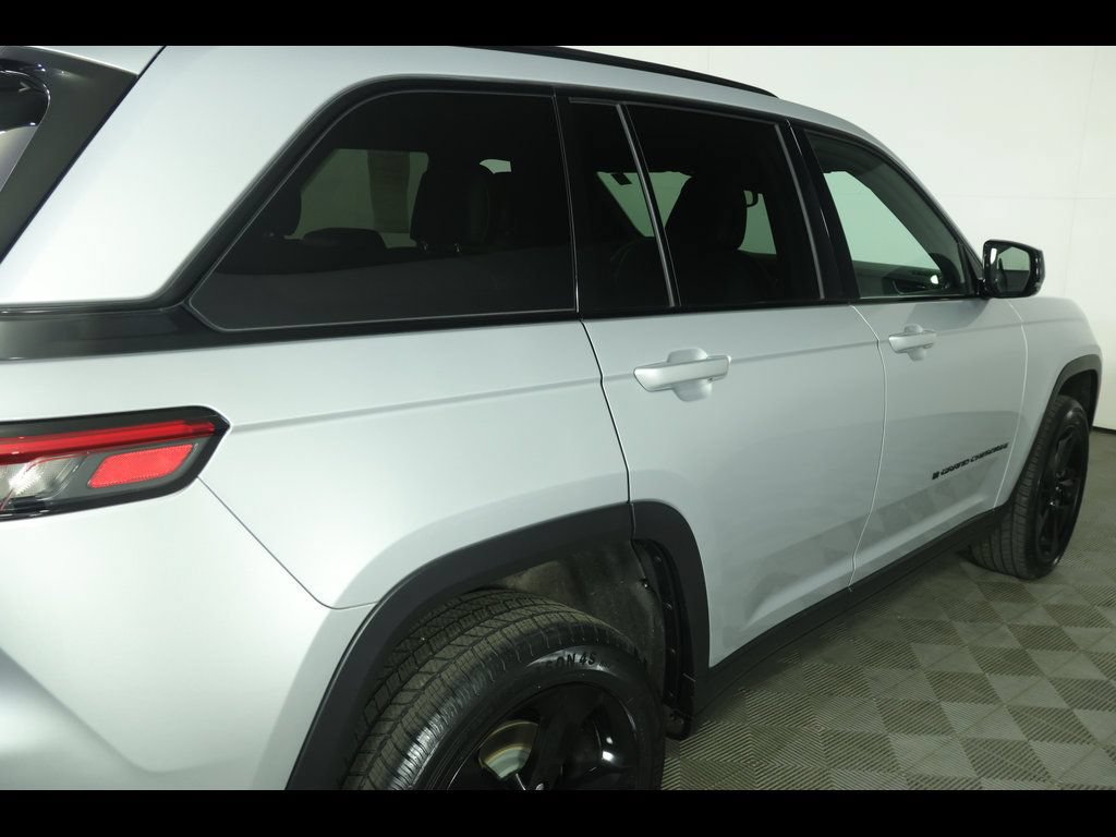 Used 2023 Jeep Grand Cherokee Altitude AWD/4WD image 17