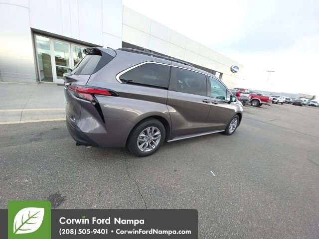 Used 2022 Toyota Sienna LE image 5