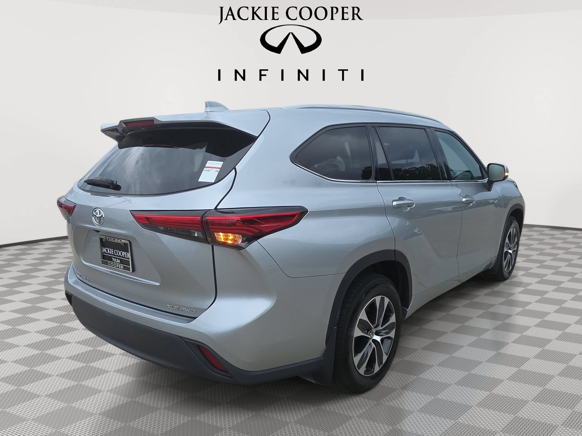 Used 2022 Toyota Highlander XLE AWD/4WD image 5