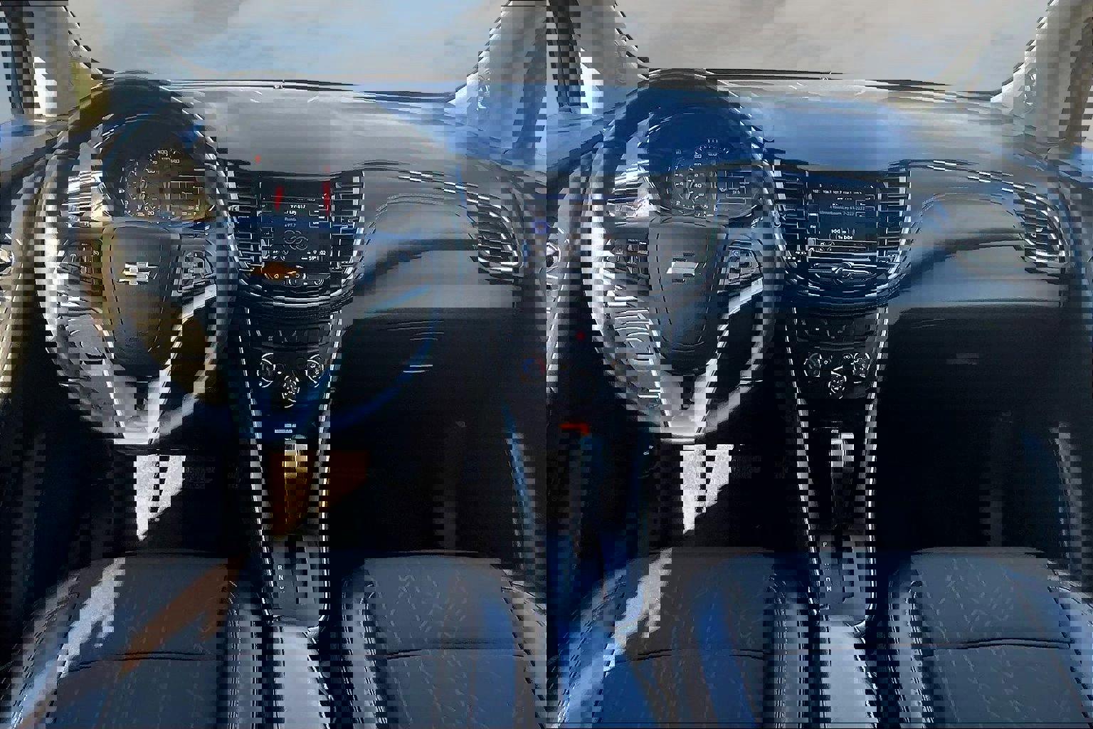 Used 2022 Chevrolet Trax LT w/ LT Convenience Package image 7