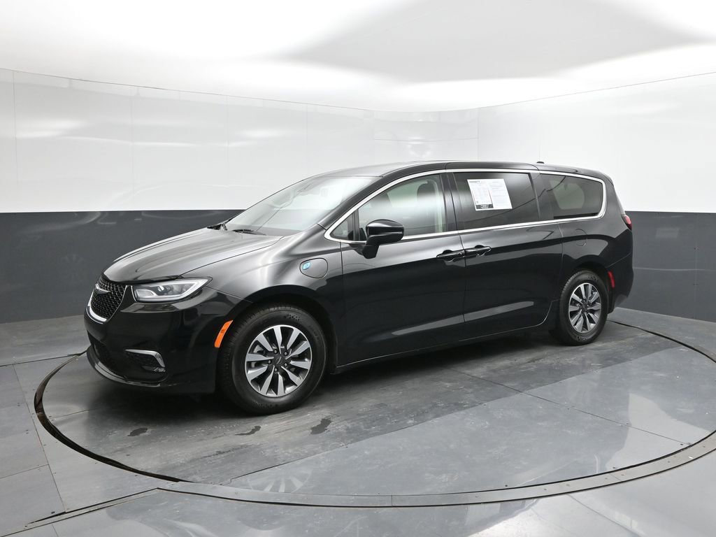Used 2023 Chrysler Pacifica Touring-L image 1