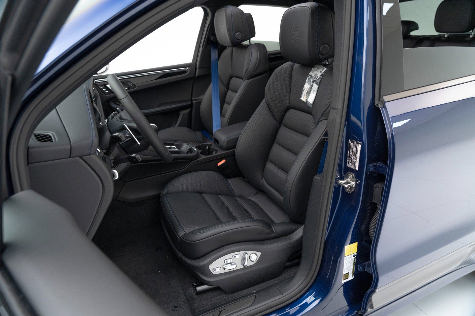 New 2025 Porsche Macan Turbo image 5