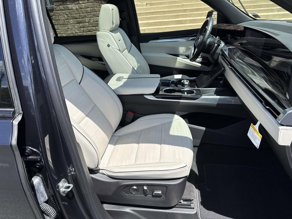Used 2025 Cadillac Escalade ESV Sport w/ Touring Package AWD/4WD image 7