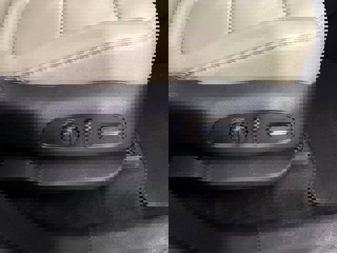 Used 2023 Chevrolet Traverse LT image 20