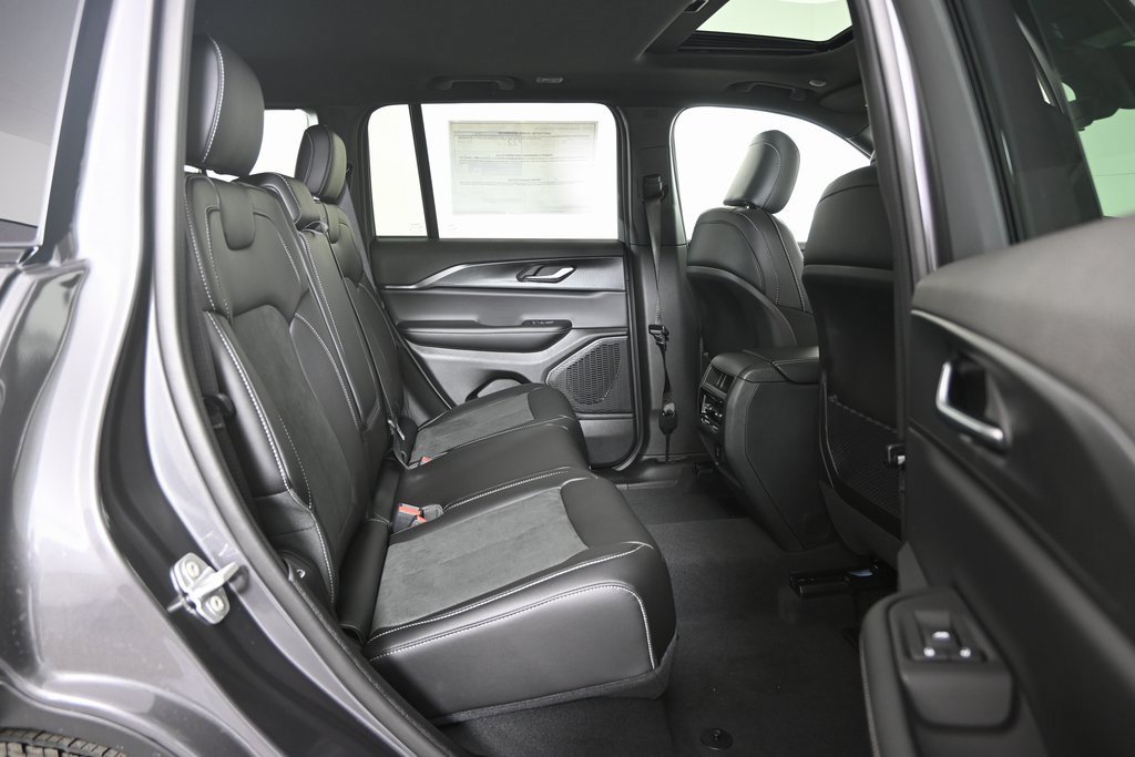New 2025 Jeep Grand Cherokee Altitude image 15