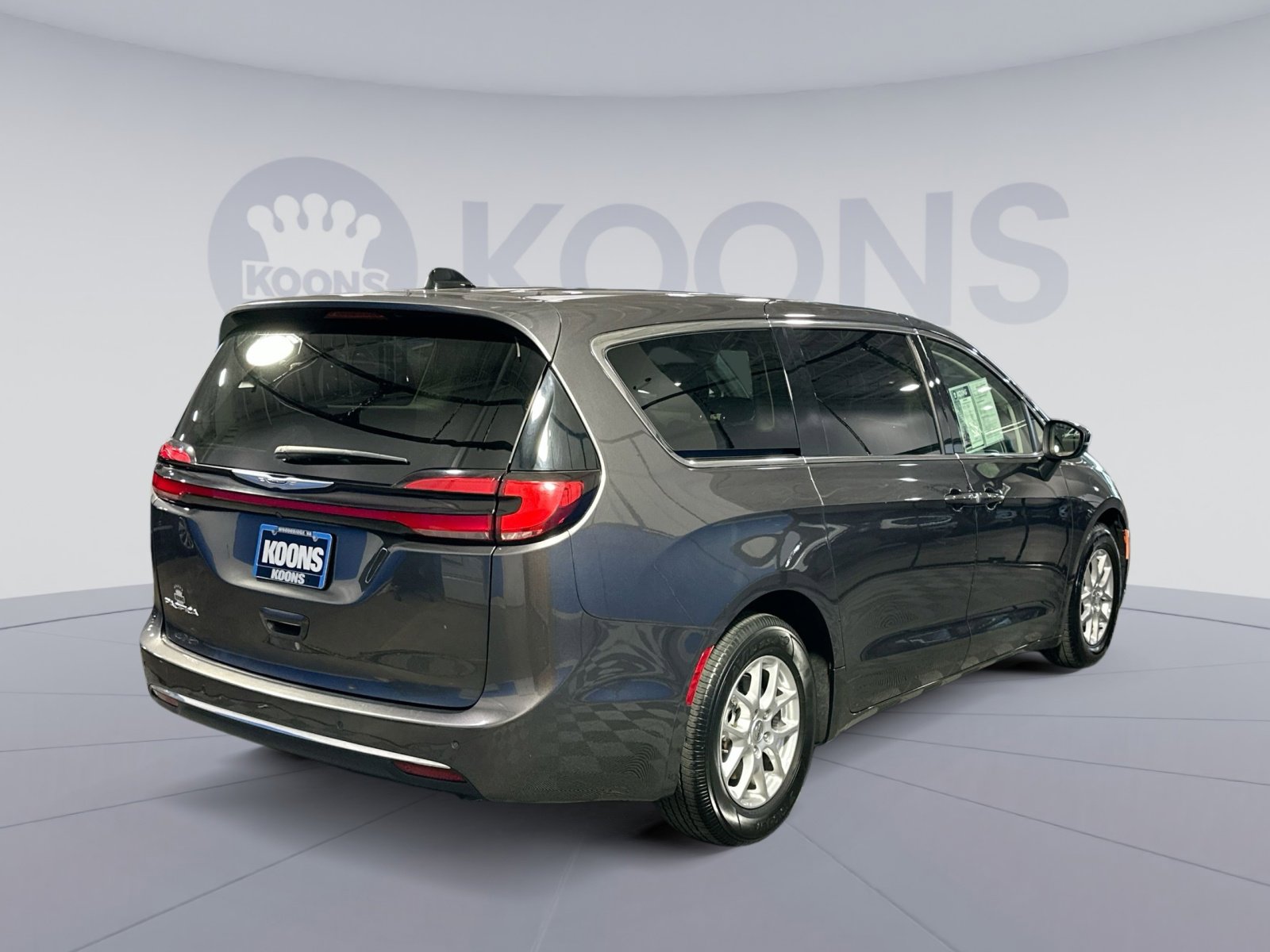 Used 2023 Chrysler Pacifica Touring-L image 7
