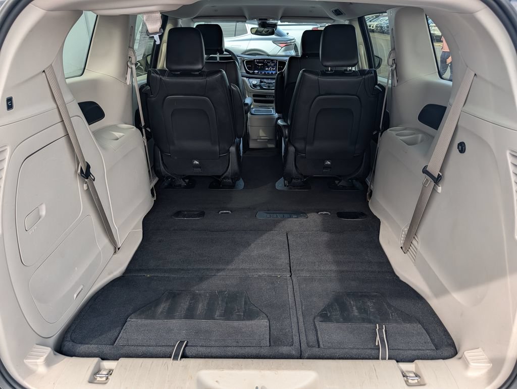Used 2023 Chrysler Pacifica Touring-L FWD image 8