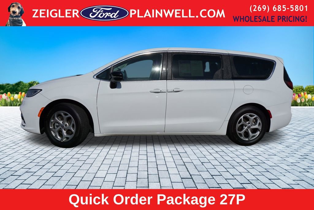 Used 2024 Chrysler Pacifica Limited FWD image 2
