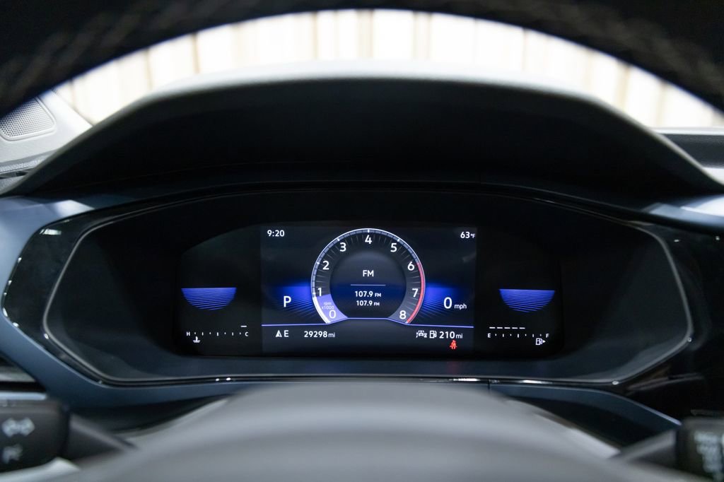 Used 2023 Volkswagen Taos SE w/ Panoramic Sunroof Package image 17