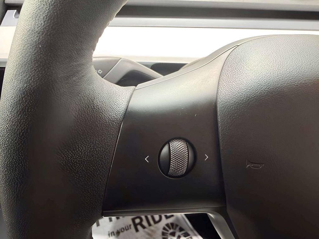 Used 2022 Tesla Model Y Long Range AWD/4WD image 24