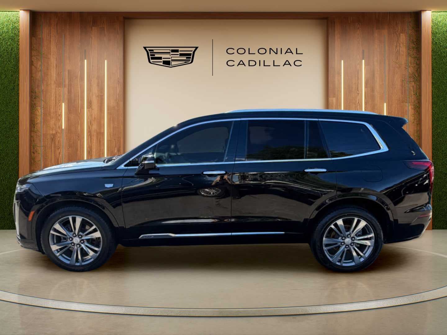 Used 2025 Cadillac XT6 Premium Luxury AWD/4WD image 2