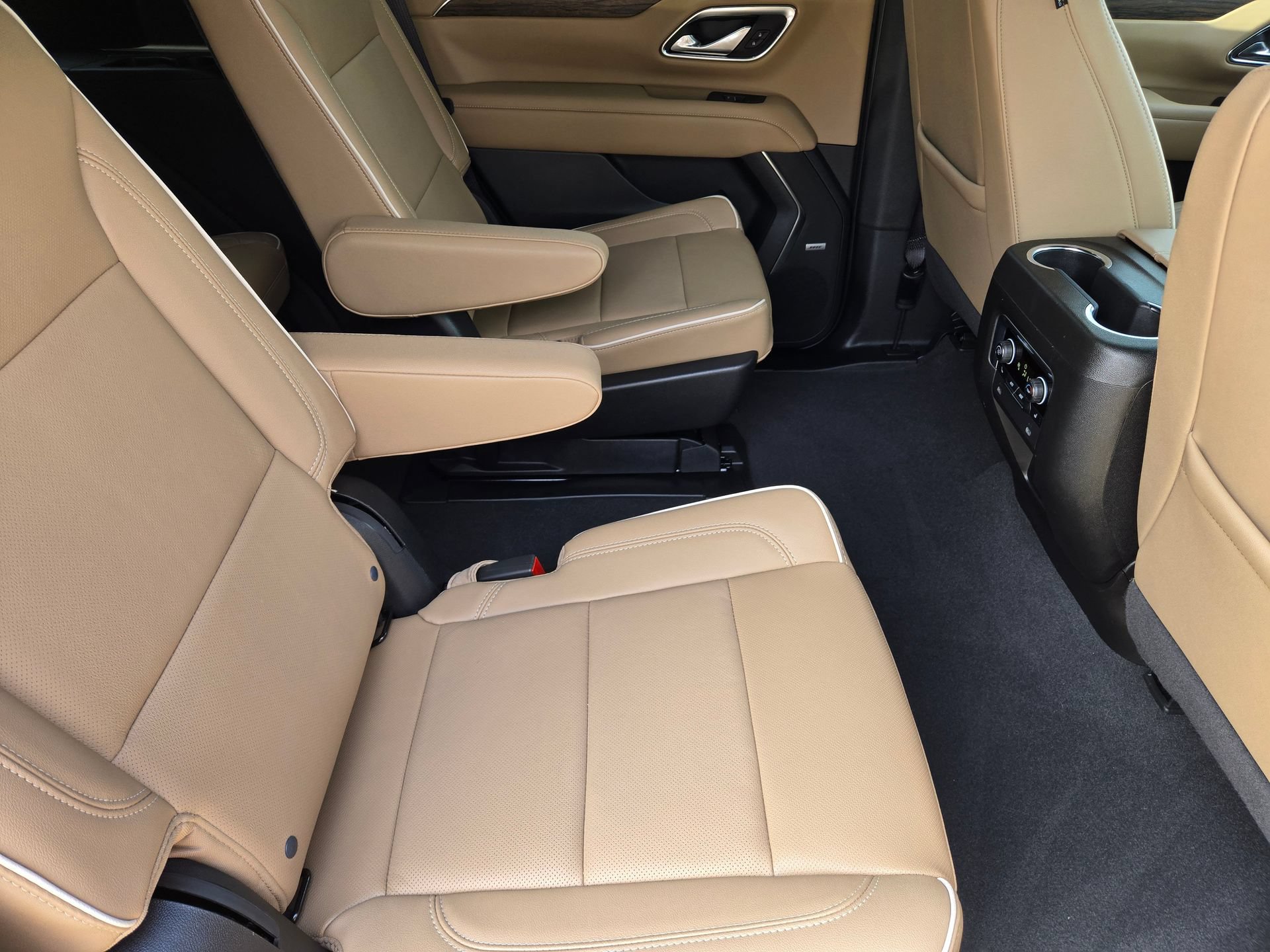 Used 2024 Chevrolet Tahoe Premier w/ Premium Package RWD image 28