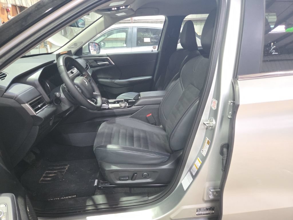 Used 2025 Mitsubishi Outlander SE AWD/4WD image 3