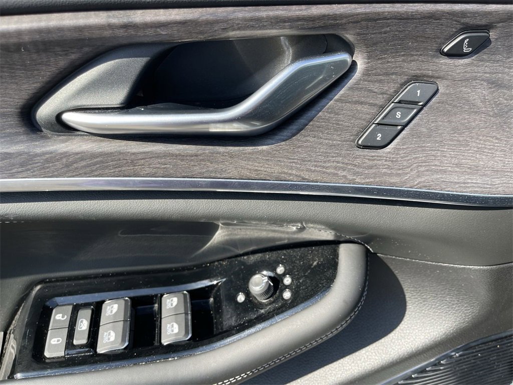 Used 2022 Jeep Grand Cherokee Overland w/ Advanced Protech Group III image 13