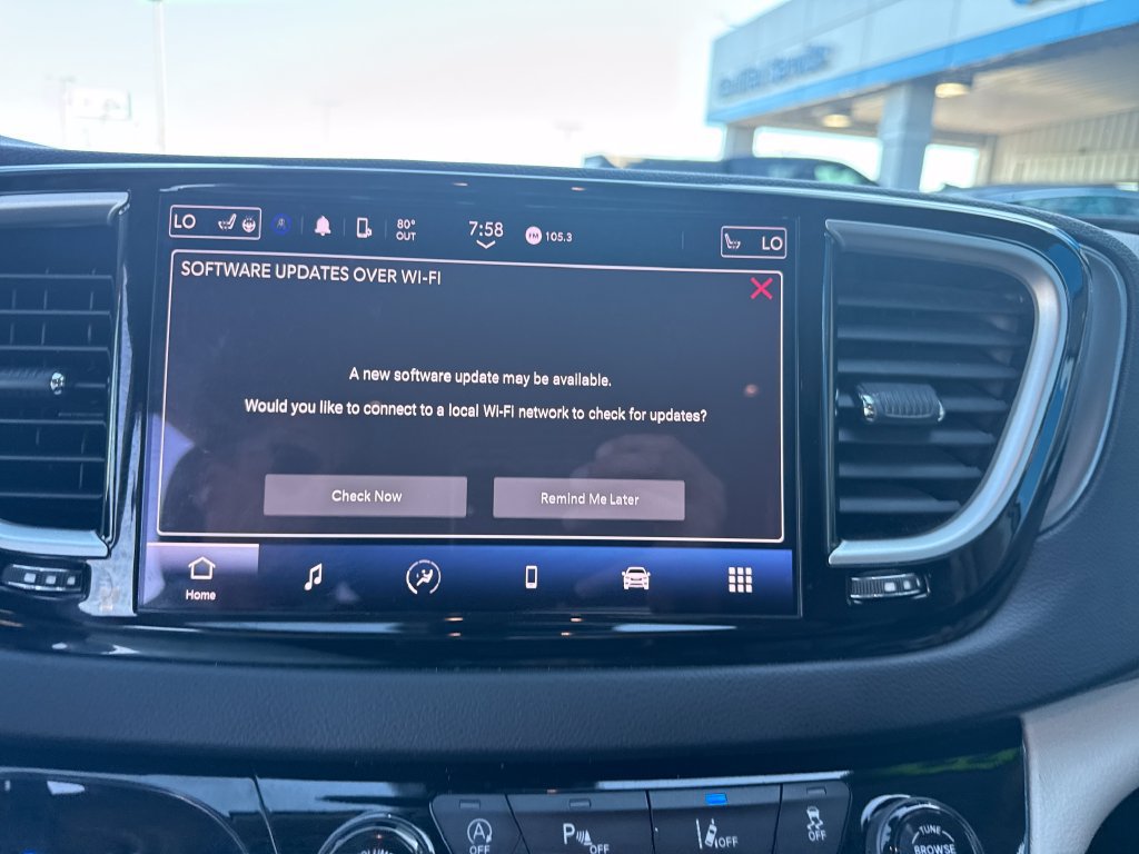 Used 2023 Chrysler Pacifica Touring-L FWD image 22