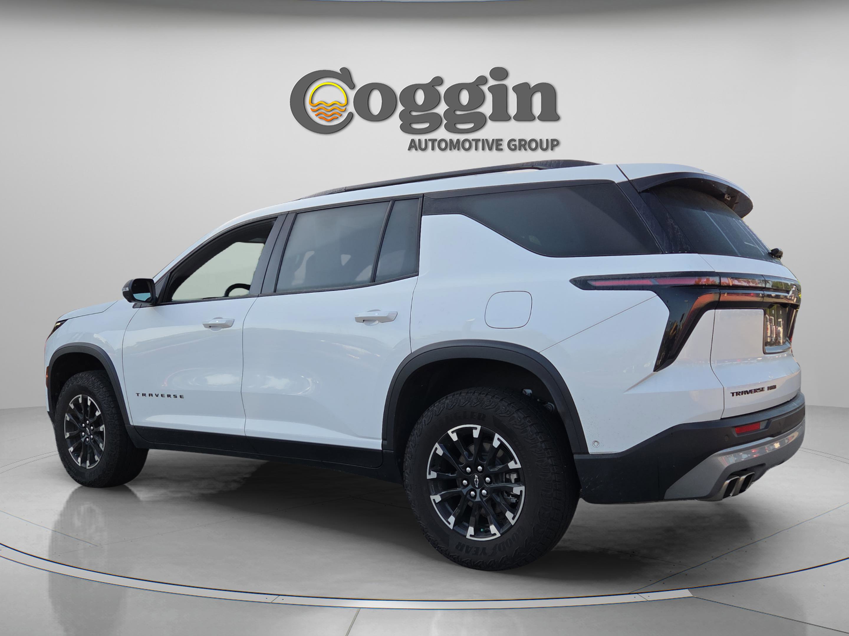 Used 2024 Chevrolet Traverse Z71 w/ Enhanced Driving Package image 3