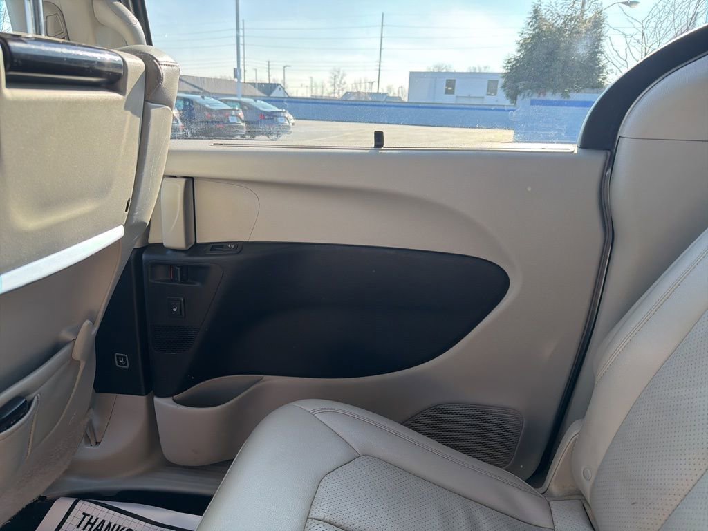 Used 2018 Chrysler Pacifica Touring-L Plus w/ Tire & Wheel Group image 16