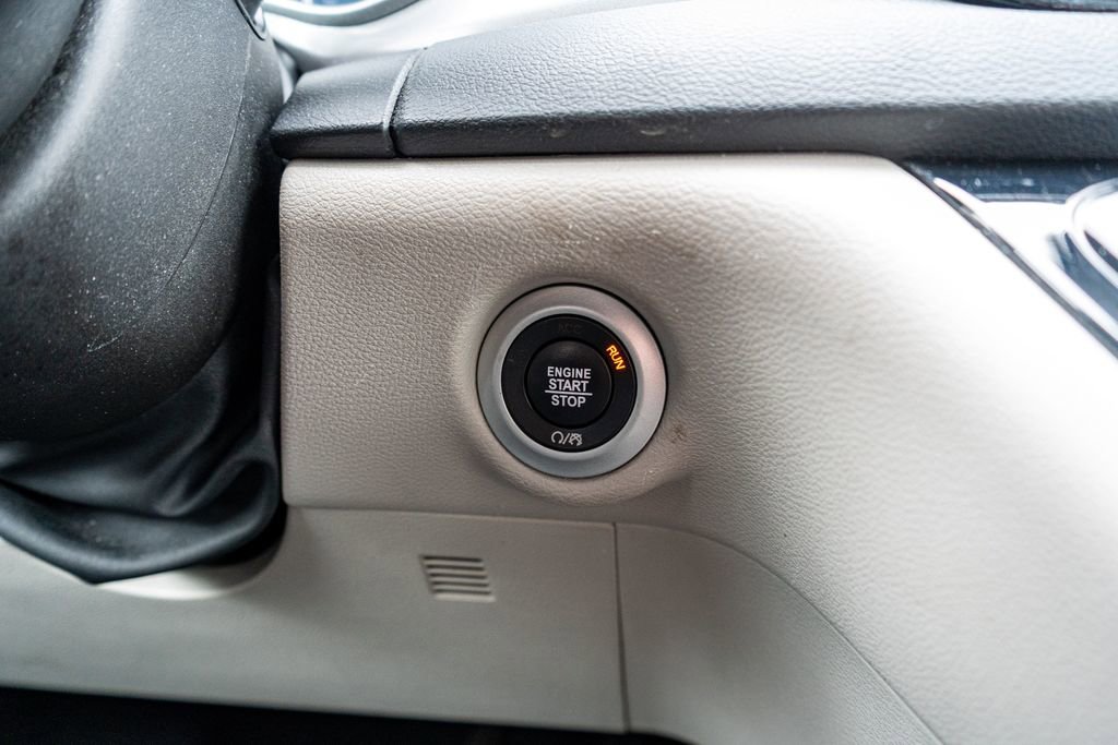 Used 2023 Chrysler Pacifica Touring-L image 38