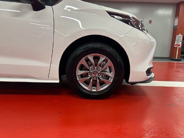 Certified 2025 Toyota Sienna LE FWD image 30