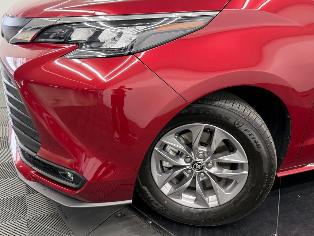 Used 2026 Toyota Sienna XLE FWD image 5