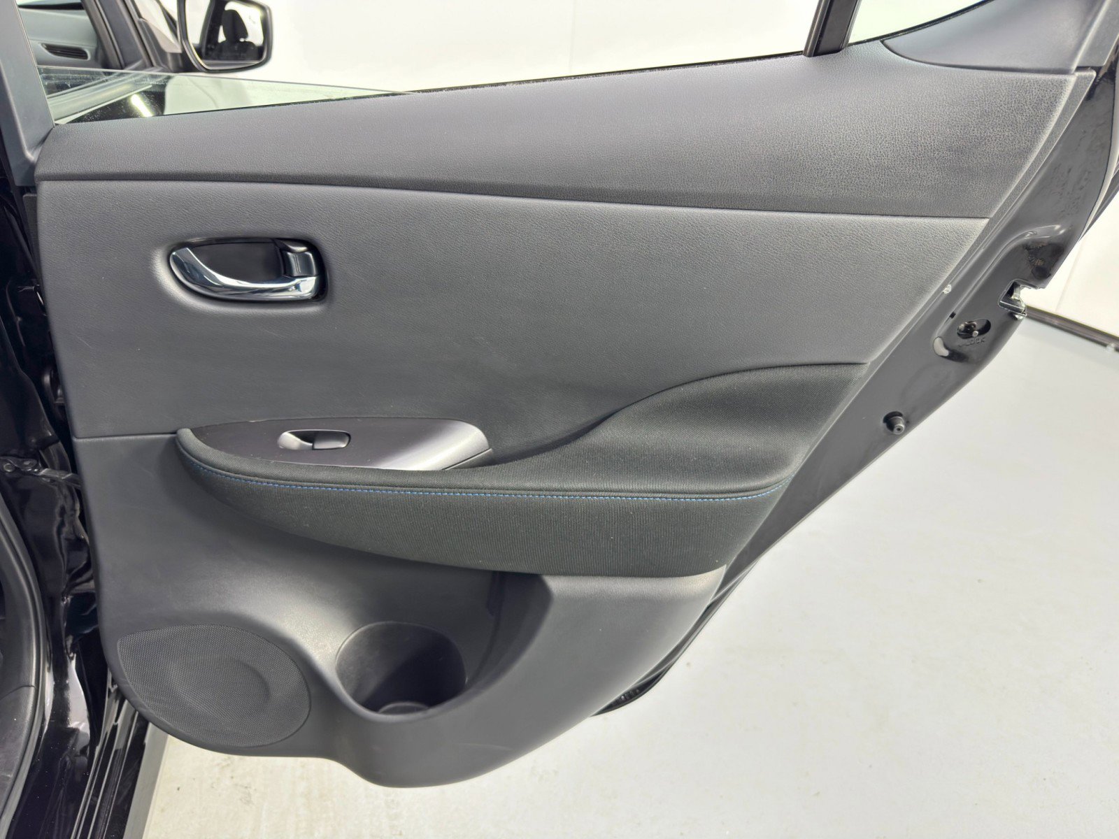 Used 2025 Nissan Leaf S image 38