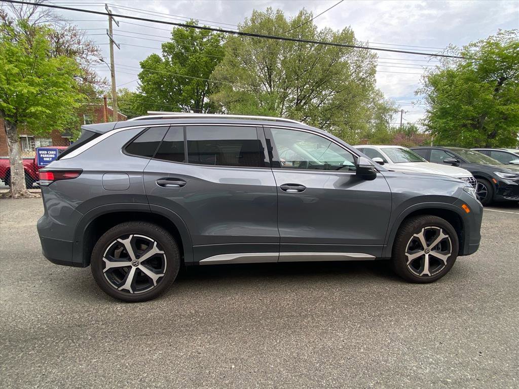 Used 2025 Volkswagen Tiguan SE image 2