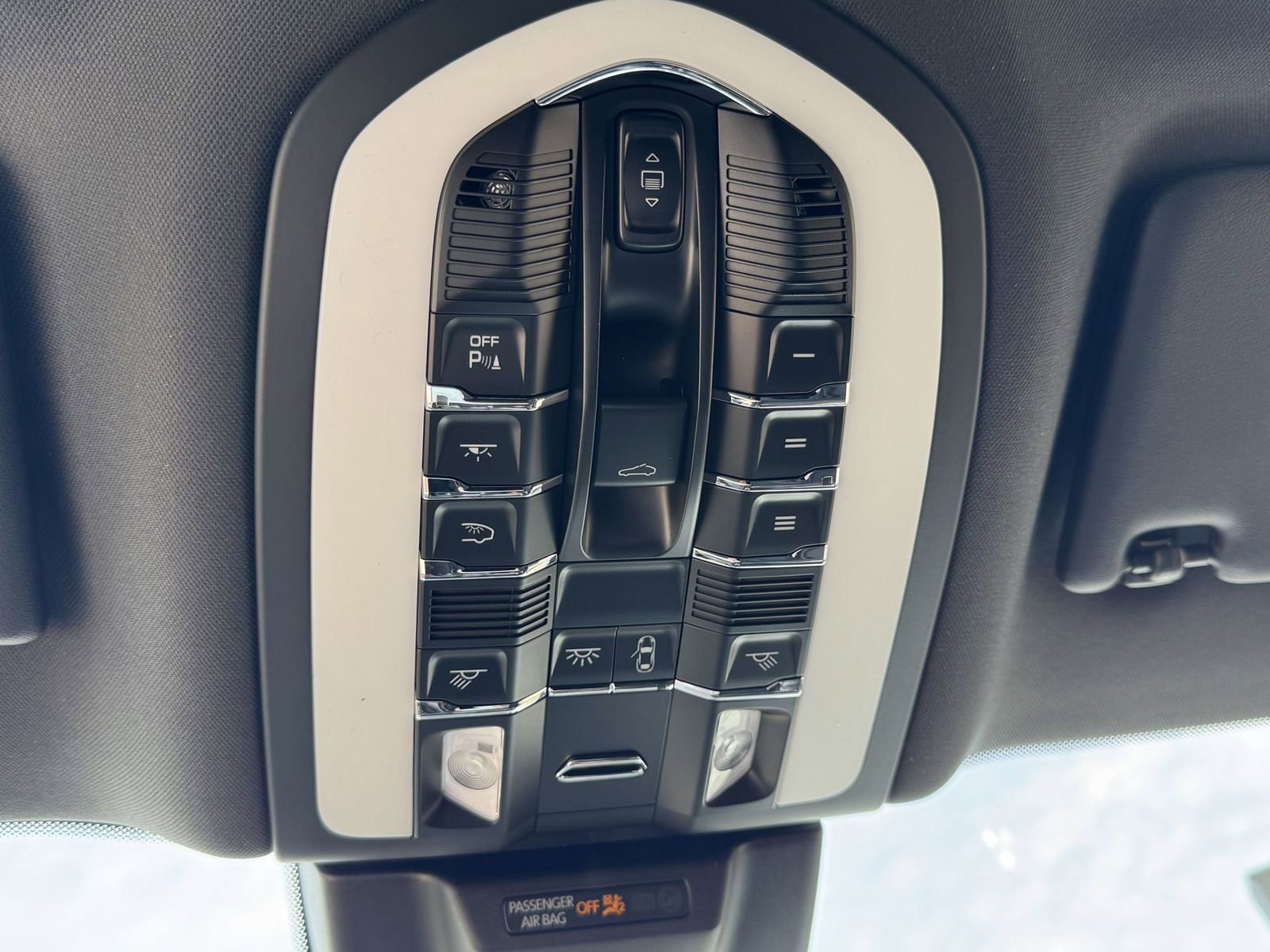 Certified 2025 Porsche Macan AWD/4WD image 26