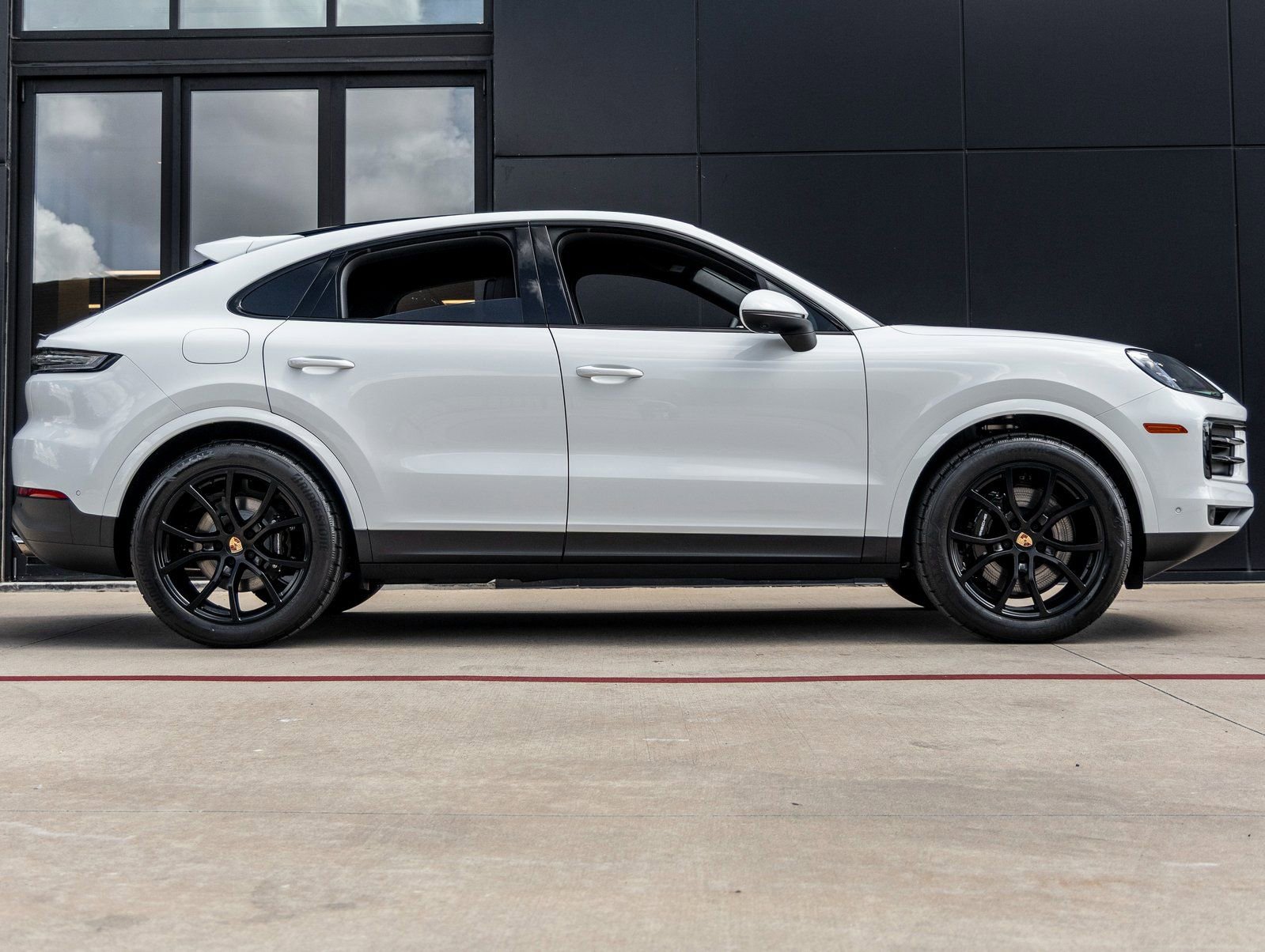 Certified 2025 Porsche Cayenne Coupe image 12