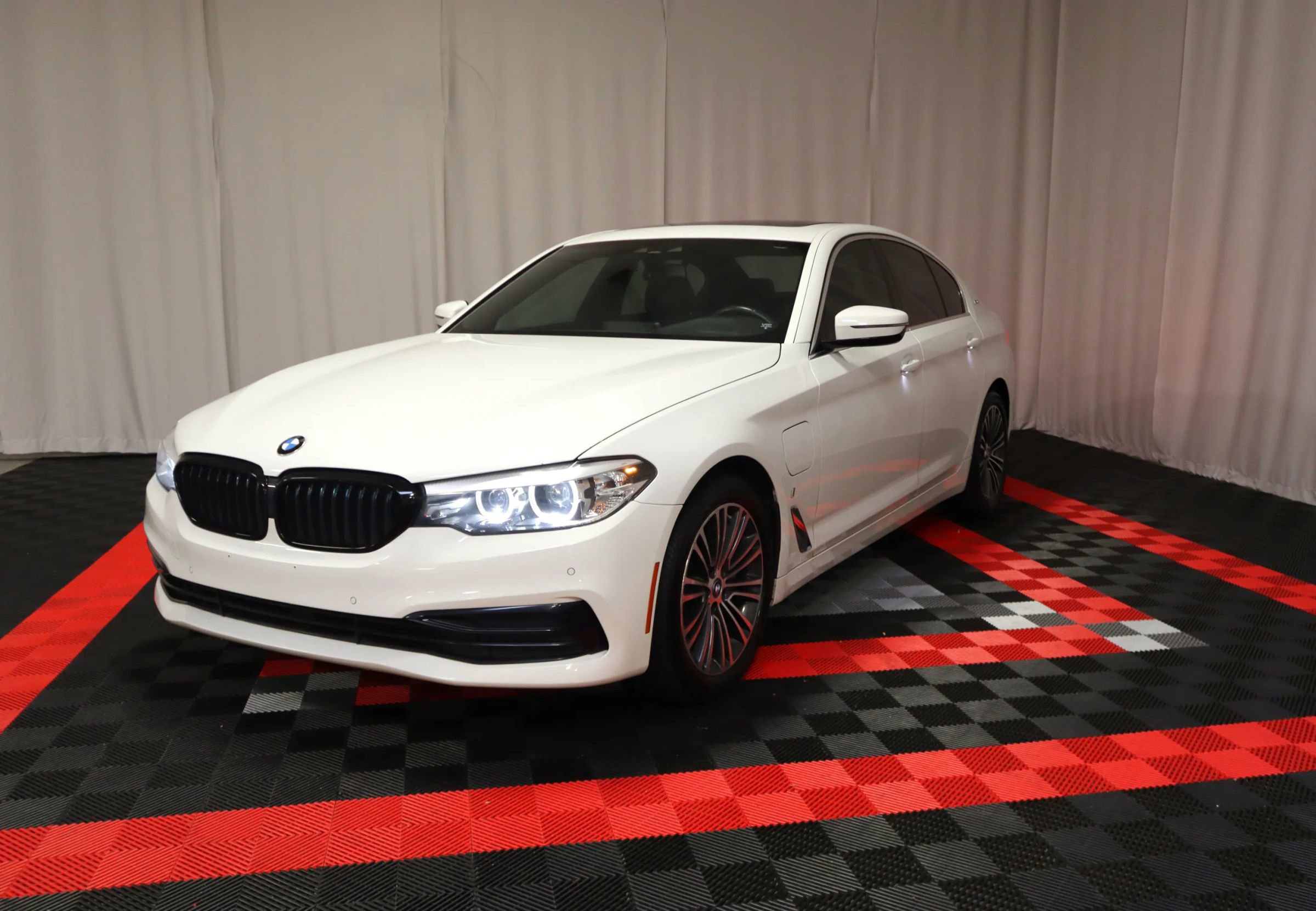 Used 2019 BMW 530e w/ Convenience Package image 2