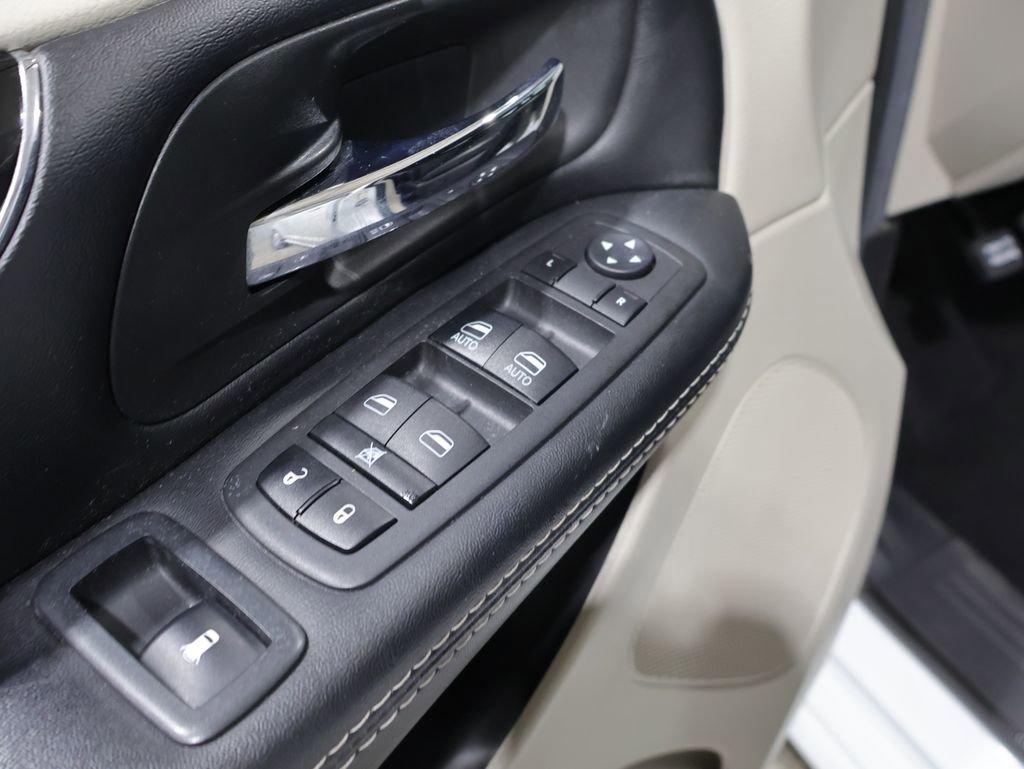 Used 2019 Dodge Grand Caravan SXT w/ Driver Convenience Group FWD image 12