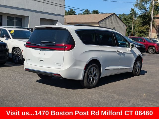 Certified 2022 Chrysler Pacifica Limited AWD/4WD image 3