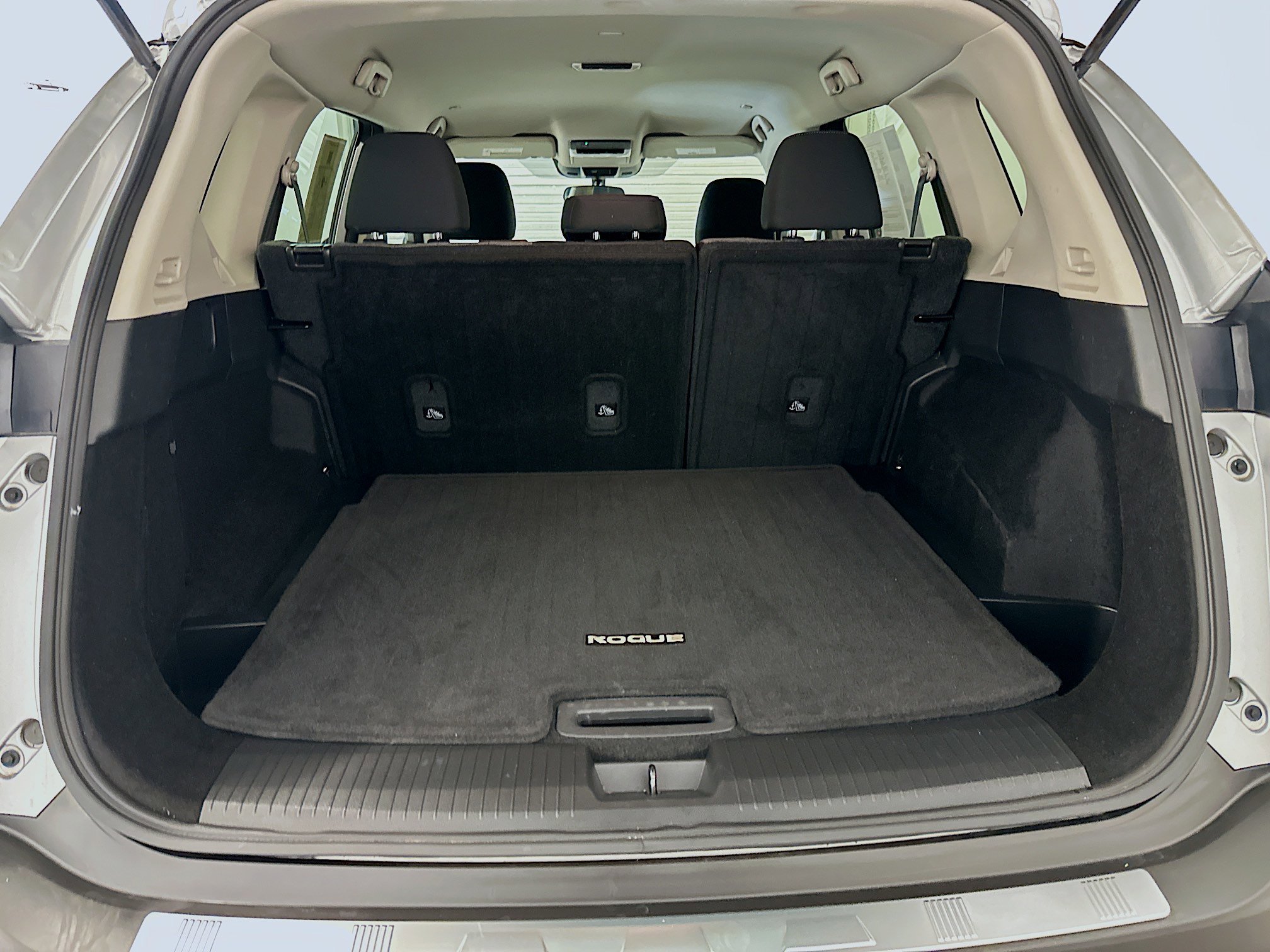 Used 2023 Nissan Rogue SV image 29