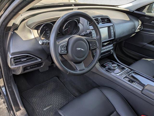 Used 2018 Jaguar XE Premium RWD image 10