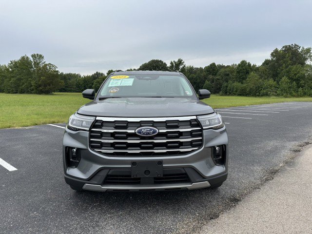 Used 2025 Ford Explorer Active w/ Active Comfort Package image 2