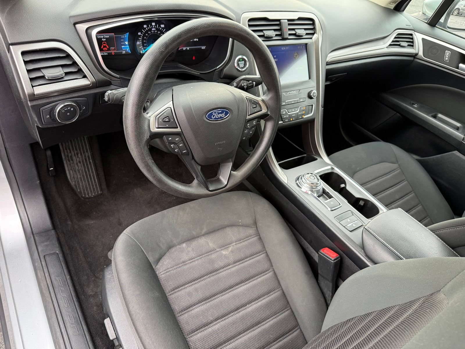 Used 2020 Ford Fusion SE FWD image 12
